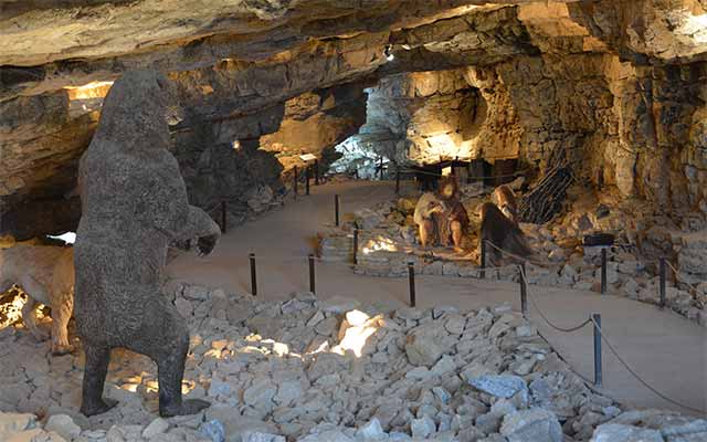Site archéologique: Grottes et Musée de Soyons